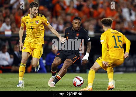 ROTTERDAM - (LR) Ben Davies du pays de Galles, Steven Bergwijn des pays-Bas, Ethan Ampadu du pays de Galles lors du match de la Ligue des Nations de l'UEFA entre les pays-Bas et le pays de Galles au stade Feyenoord de 14 juin 2022 à Rotterdam, pays-Bas. ANP MAURICE VAN STEEN Banque D'Images