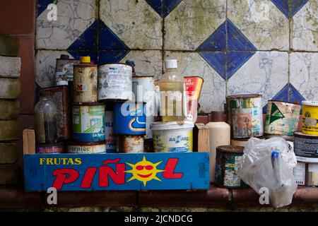 une photographie incroyablement belle et colorée de boîtes de conserve contre un mur carrelé Banque D'Images