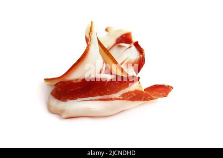 Tranches de jambon de Parme isolées sur blanc. Banque D'Images