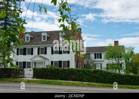 Vue de face de la maison Stevens-Coolidge et du jardin depuis la rue. North Andover, Massachusetts, États-Unis. Banque D'Images