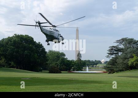 Le président des États-Unis Joe Biden, à bord de Marine One, quitte la Maison-Blanche à Washington, DC pour s'adresser à la Convention constitutionnelle quadriennale AFL-CIO de 29th à Philadelphie, en Pennsylvanie ; 14 juin 2022. Crédit: Chris Kleponis/piscine via CNP Banque D'Images