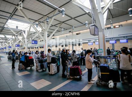 Richmond, Canada. 14th juin 2022. Les voyageurs se rendent à l'aéroport international de Vancouver à Richmond, en Colombie-Britannique, au Canada, sur 14 juin 2022. Le gouvernement fédéral canadien a annoncé mardi qu'il suspendra les exigences de vaccination contre la COVID-19 pour les voyages intérieurs et sortants, les secteurs de transport sous réglementation fédérale et les employés du gouvernement fédéral à compter du 20 juin. Credit: Liang Sen/Xinhua/Alay Live News Banque D'Images