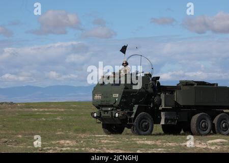 Un équipage de M142 membres du système de fusée d'artillerie de grande mobilité (HImars) affecté à Alpha Battery, 5th Bataillon, 113th Régiment d'artillerie de campagne, Garde nationale de Caroline du Nord, commandant subalterne de la 65th Brigade d'artillerie de campagne, Garde nationale de l'Utah, revient d'une mission de tir pendant la grève occidentale 22 au Centre d'entraînement au combat d'Orchard, Idaho, Idaho 5 juin 2022. WESTERN Strike 22 est un exercice de capacités d'entraînement au combat exportable (XCTC) dirigé par la FAB de 65th de la Garde nationale de l'Utah, qui fournit une formation de soldats pour se préparer aux futures opérations de combat à grande échelle (LSCO). (É.-U. Garde nationale de l'armée photo par Banque D'Images