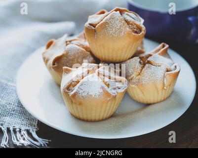 Soffioni Abruzzesi - petits gâteaux ou muffins italiens à la crème de ricotta, au choix. Pâtisseries ricotta sucrées. Dessert italien classique Banque D'Images