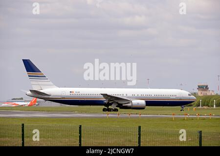 Boeing 767-300ER, EC-LZO, exploité par PRIVILEGE STYLE Airline, arrivant à l'aéroport John Lennon de Liverpool Banque D'Images