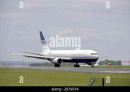 Boeing 767-300ER, EC-LZO, exploité par PRIVILEGE STYLE Airline, arrivant à l'aéroport John Lennon de Liverpool Banque D'Images