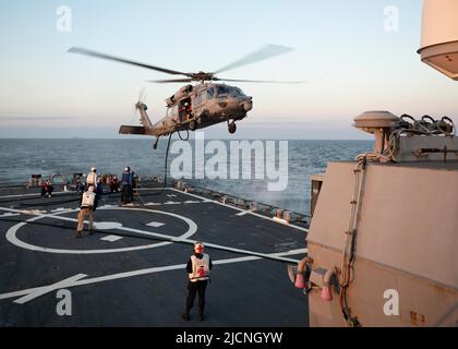 220611-N-DE439-1130 les marins DE LA MER BALTIQUE (11 juin 2022) effectuent des opérations de vol à bord d'un hélicoptère MH-60s à bord du destroyer guidé de la classe Arleigh Burke USS porter (DDG 78), 11 juin 2022, au cours de l'exercice BALTOPS22. BALTOPS22 est le premier exercice axé sur la mer dans la région Baltique. Cet exercice, mené par les forces navales américaines Europe-Afrique et exécuté par les forces navales de frappe et de soutien OTAN, offre une occasion unique d'entraînement pour renforcer les capacités d'intervention combinées essentielles à la préservation de la liberté de navigation et de la sécurité dans la mer Baltique. (É.-U. Bleu marine photo par masse commun Banque D'Images