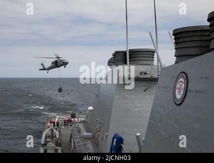 220610-N-DE439-1504 MER BALTIQUE (10 juin 2022) le destroyer de missiles guidés de classe Arleigh Burke USS porter (DDG 78) effectue des opérations de vol, à 10 juin 2022, au cours de l'exercice BALTOPS22. BALTOPS22 est le premier exercice axé sur la mer dans la région Baltique. Cet exercice, mené par les forces navales américaines Europe-Afrique et exécuté par les forces navales de frappe et de soutien OTAN, offre une occasion unique d'entraînement pour renforcer les capacités d'intervention combinées essentielles à la préservation de la liberté de navigation et de la sécurité dans la mer Baltique. (É.-U. Photo marine par Spécialiste communication de masse 2nd classe Almagissel Banque D'Images