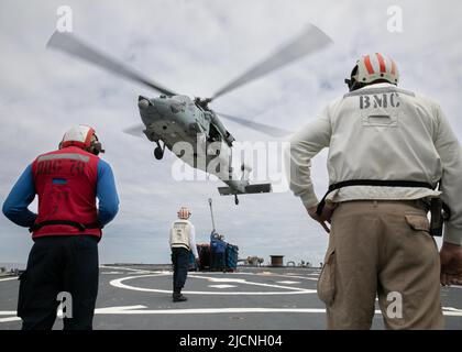 220610-N-DE439-1474 les marins DE LA MER BALTIQUE (10 juin 2022) effectuent des opérations de vol à bord du destroyer guidé de la classe Arleigh Burke USS porter (DDG 78), 10 juin 2022, au cours de l'exercice BALTOPS22. BALTOPS22 est le premier exercice axé sur la mer dans la région Baltique. Cet exercice, mené par les forces navales américaines Europe-Afrique et exécuté par les forces navales de frappe et de soutien OTAN, offre une occasion unique d'entraînement pour renforcer les capacités d'intervention combinées essentielles à la préservation de la liberté de navigation et de la sécurité dans la mer Baltique. (É.-U. Photo marine par Spécialiste communication de masse 2nd Cl Banque D'Images