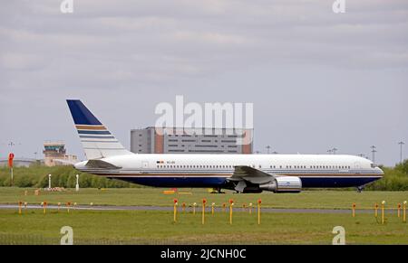 Boeing 767-300ER, EC-LZO, exploité par PRIVILEGE STYLE Airline, arrivant à l'aéroport John Lennon de Liverpool Banque D'Images