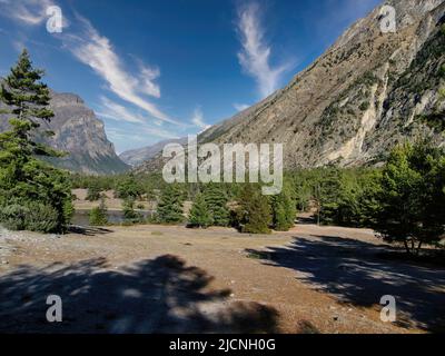 L'escalade du pic de Pisang, l'un des plus célèbres sommets de la région d'Annapurna, se trouve sur le chemin du plus haut col du monde. Banque D'Images