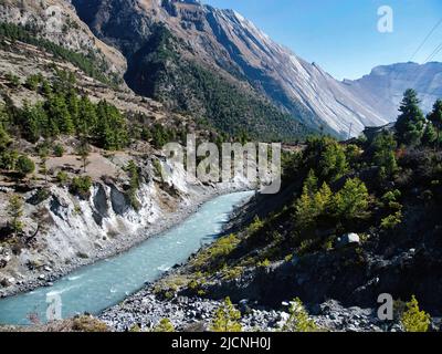 L'escalade du pic de Pisang, l'un des plus célèbres sommets de la région d'Annapurna, se trouve sur le chemin du plus haut col du monde. Banque D'Images