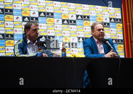 Bogota, Colombie 14 juin 2022, la fédération colombienne de football de l'équipe de football dévoile son nouvel entraîneur en remplacement de Reinaldo Rueda lors d'une conférence de presse avec le nouvel entraîneur Nestor Lorenzo (à gauche) présenté par le président colombien de l'équipe de football Ramon Jesurun (à droite) à Bogota, Colombie 14 juin 2022. Photo de: CHEPA Beltran/long Visual Press Banque D'Images