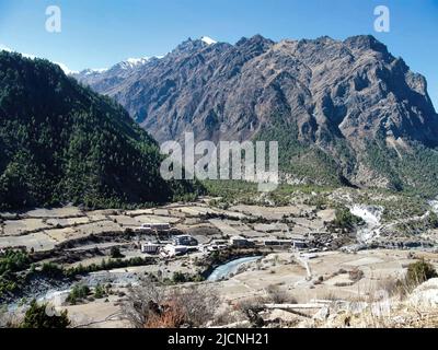 L'escalade du pic de Pisang, l'un des plus célèbres sommets de la région d'Annapurna, se trouve sur le chemin du plus haut col du monde. Banque D'Images