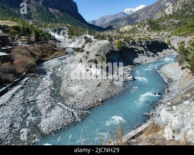 L'escalade du pic de Pisang, l'un des plus célèbres sommets de la région d'Annapurna, se trouve sur le chemin du plus haut col du monde. Banque D'Images