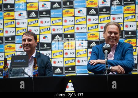 Bogota, Colombie 14 juin 2022, la fédération colombienne de football de l'équipe de football dévoile son nouvel entraîneur en remplacement de Reinaldo Rueda lors d'une conférence de presse avec le nouvel entraîneur Nestor Lorenzo (à gauche) présenté par le président colombien de l'équipe de football Ramon Jesurun (à droite) à Bogota, Colombie 14 juin 2022. Photo de: CHEPA Beltran/long Visual Press Banque D'Images