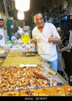 Vendeur de friandises/confiserie vendant des sucreries dans la médina Banque D'Images