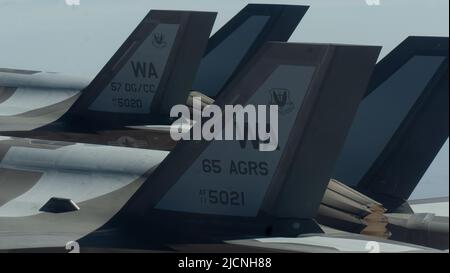 Le commandant de l'escadron des agresseurs 65th, le lieutenant-colonel Brandon Nauta, et le lieutenant-colonel Michael Albrecht, volent dans une formation de deux navires F-35A Lightning II à partir de la base aérienne de Nellis, au Nevada (9 juin 2022). Les F-35As étaient sur le chemin de l'aire de test et d'entraînement du Nevada pour participer à leur première mission d'entraînement contre les F-15E Strike Eagles. L'AGRS 65 était auparavant actif à Nellis de 2005 à 2014. Pendant ce temps, l'unité a répliqué des tactiques et des techniques d'adversaires potentiels avec une flotte de F-15 Eagles. (É.-U. Photo de la force aérienne par Tech. Sgt. Alexandre Montes) Banque D'Images