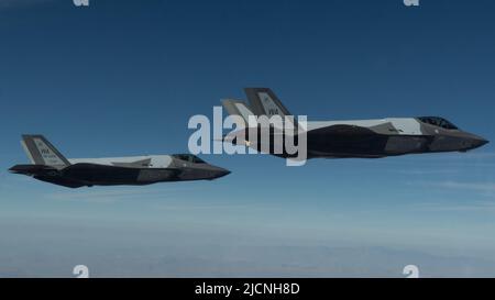 Le commandant de l'escadron des agresseurs 65th, le lieutenant-colonel Brandon Nauta, et le lieutenant-colonel Michael Albrecht, volent dans une formation de deux navires F-35A Lightning II à partir de la base aérienne de Nellis, au Nevada (9 juin 2022). Les F-35As étaient sur le chemin de l'aire de test et d'entraînement du Nevada pour participer à leur première mission d'entraînement contre les F-15E Strike Eagles. L'AGRS 65 était auparavant actif à Nellis de 2005 à 2014. Pendant ce temps, l'unité a répliqué des tactiques et des techniques d'adversaires potentiels avec une flotte de F-15 Eagles. (É.-U. Photo de la force aérienne par Tech. Sgt. Alexandre Montes) Banque D'Images