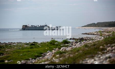 L'utilitaire d'embarcation d'atterrissage (LCU 1662) décharge l'équipement et le personnel pendant un exercice d'entraînement à l'île Gotland dans le cadre des opérations de la Baltique 2022, 7 juin 2022. BALTOPS 22 est le premier exercice axé sur la mer dans la région Baltique. Cet exercice, mené par les forces navales américaines Europe-Afrique et exécuté par les forces navales de frappe et de soutien OTAN, offre une occasion unique d'entraînement pour renforcer les capacités d'intervention combinées essentielles à la préservation de la liberté de navigation et de la sécurité dans la mer Baltique. (É.-U. Photo du corps marin par le sergent d'état-major. Timothy A. Turner) Banque D'Images