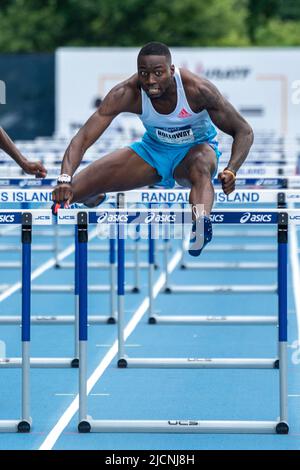 Grant Holloway (États-Unis) est en compétition dans la course à l'épreuve hommes 110m et arrive en deuxième position lors du Grand Prix de New York au stade Icahn à New York Banque D'Images