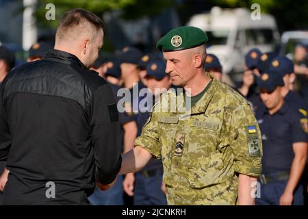 Kiev, Ukraine. 14th juin 2022. Le ministre de l'intérieur de l'Ukraine, Denis Monastyrsky, remet un prix à l'un des gardes-frontières. Les sauveteurs, la police et les gardes-frontières ont fait preuve d'un exploit spécial dans la lutte contre l'agression russe dans la guerre contre l'Ukraine, dont certains ont été blessés dans l'exercice de leurs fonctions. Crédit : SOPA Images Limited/Alamy Live News Banque D'Images