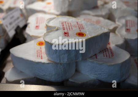 Fromage de vache neufchatel en forme de coeur français à vendre dans la boutique laitière des agriculteurs, le texte français sur les lables signifie le fromage Neufchatel, fabriqué à partir de lait des agriculteurs à Norm Banque D'Images