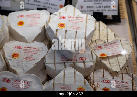 Fromage de vache neufchatel en forme de coeur français à vendre dans la boutique laitière des agriculteurs, le texte français sur les lables signifie le fromage Neufchatel, fabriqué à partir de lait des agriculteurs à Norm Banque D'Images