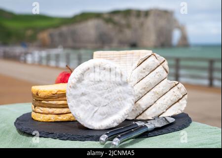 Quatre célèbres fromages de Normandie, carré pont l'eveque, fromage de vache camembert rond, livarot jaune, neufchatel en forme de cœur et vue sur la promenade et a Banque D'Images