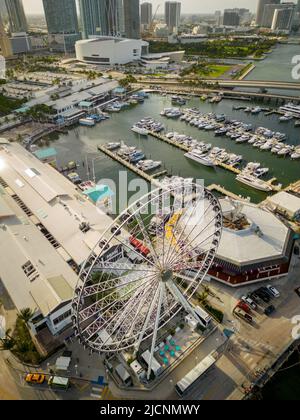 Photo aérienne verticale vues sur le ciel Ferris Wheel Centre-ville de Miami Banque D'Images