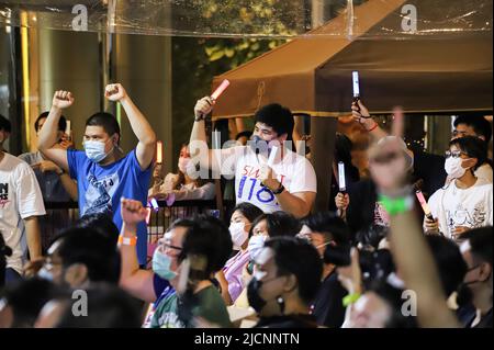 Bangkok, Thaïlande. 12th juin 2022. Les fans de Sweat16 applaudissent et encouragent les membres du groupe idole en agitant des bâtons lumineux, en filant des mélanges et en chantant avec la chanson, en recevant une telle culture de acclamer pour les groupes idoles au Japon. (Photo par Edirach Toumlamoon/Pacific Press) crédit: Pacific Press Media production Corp./Alay Live News Banque D'Images