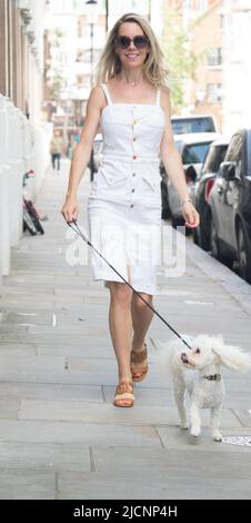 Mignon comme un bouton - Leila Russack (alias l'auteur-compositeur de la chanteuse Miss Zagato) avec un ami moelleux à Kensington portant une robe en denim blanc amusante par mère. Avec: Leila Russack, Miss Zagato où: Londres, Royaume-Uni quand: 04 août 2021 crédit: WENN.com Banque D'Images