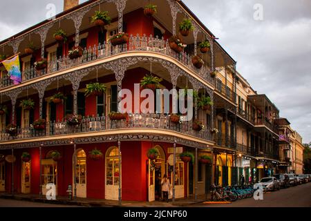 La Nouvelle-Orléans, Louisiane, États-Unis - janvier le 8th 2022: Un touriste près de l'un des magasins dans le quartier français Banque D'Images