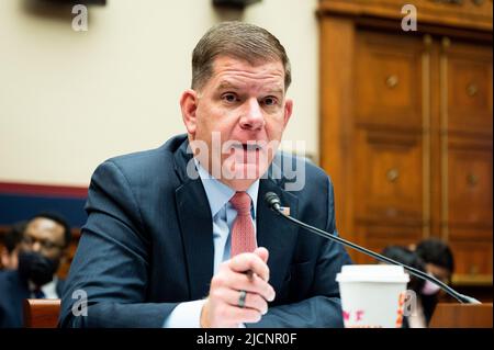 Washington, États-Unis. 14th juin 2022. Le secrétaire du travail des États-Unis, Marty Walsh, prend la parole à l'audience du Comité de l'éducation et du travail de la Chambre des communes. Crédit : SOPA Images Limited/Alamy Live News Banque D'Images