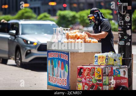 Chicago, États-Unis. 14th juin 2022. Un vendeur portant une serviette humide est vu dans le centre-ville de Chicago, aux États-Unis, sur 14 juin 2022. La région métropolitaine de Chicago se vante d'une vague de chaleur, alors que le National Weather Service des États-Unis a émis un avis de chaleur pour la région lundi. Credit: Vincent D. Johnson/Xinhua/Alay Live News Banque D'Images