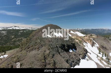 High Sierra Mountains près de Markleeville, Californie. Le lac Kinney, le lac alpin et le pic d'Ebbbbbbets sont illustrés. Banque D'Images