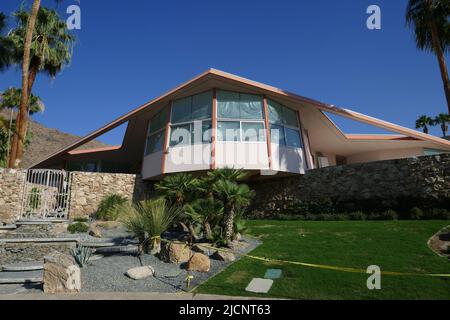 Palm Springs, Californie, États-Unis 11th juin 2022 Une vue générale de l'atmosphère de l'ancienne maison de lune de miel du chanteur Elvis Presley avec Priscilla Presley au 1350 Ladera Circle on 11 juin 2022 à Palm Springs, Californie, États-Unis. Photo par Barry King/Alay stock photo Banque D'Images