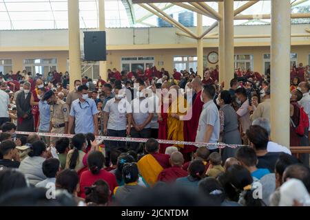 Dharmashala, Himachal Pradesh, Inde. 14th juin 2022. Le chef spirituel tibétain le Dalaï Lama accueille le public au cours de la dernière journée d'enseignement de deux jours sur les étapes concises de Tsongkhapa pour la voie des Lumières (dudon lamrim) et confère l'initiation Avalokiteshvara Jinasagara (chenrezig gyalwa gyatso wang) à l'occasion de la naissance, des Lumières et du jour de Parinirvana (sa-Chenechen) du Bouddha Shakyamuni (sa) Au temple de Tsugla Khang, Mcleodganj, Dharamshala, mardi. (Credit image: © Shailesh Bhatnagar/Pacific Press via ZUMA Press Wire) Banque D'Images