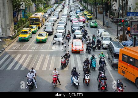 Bangkok, Thaïlande - 11 février 2022, Ratchaprasong Road Environment l'après-midi, il est tiré de la passerelle au centre de la jonction avec la circulation Banque D'Images