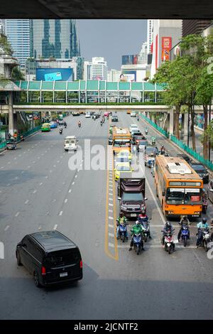 Bangkok, Thaïlande - 11 février 2022, Ratchaprasong Road Environment l'après-midi, il est tiré de la passerelle au centre de la jonction avec la circulation Banque D'Images