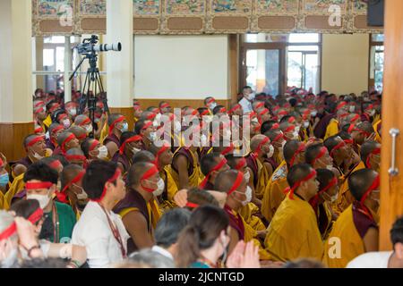 Dharmashala, Himachal Pradesh, Inde. 14th juin 2022. Les moines bouddhistes tibétains portant un ruban sacré pendant l'enseignement du chef spirituel tibétain le Dalaï le 2nd jour au temple de Tsugla Khang, Mcleodganj, Dharamshala, mardi. (Credit image: © Shailesh Bhatnagar/Pacific Press via ZUMA Press Wire) Banque D'Images