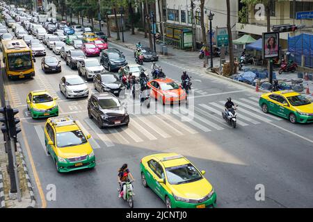 Bangkok, Thaïlande - 11 février 2022, Ratchaprasong Road Environment l'après-midi, il est tiré de la passerelle au centre de la jonction avec la circulation Banque D'Images