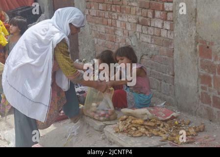 Lahore, Punjab, Pakistan. 12th juin 2022. Les vendeurs tziganes pakistanais vendent des légumes au marché de légumes de Badami Bagh, comme célébration mondiale Journée internationale contre le travail des enfants à Lahore. (Credit image: © Rana Sajid Hussain/Pacific Press via ZUMA Press Wire) Banque D'Images