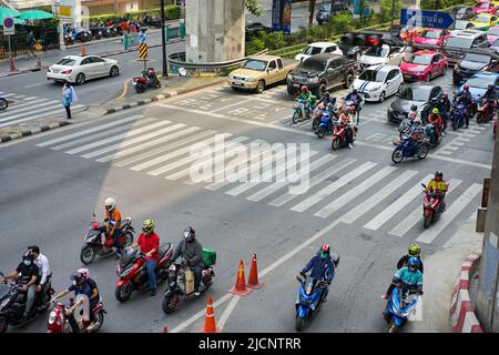 Bangkok, Thaïlande - 11 février 2022, Ratchaprasong Road Environment l'après-midi, il est tiré de la passerelle au centre de la jonction avec la circulation Banque D'Images