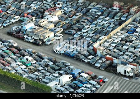 Vue aérienne du grand parking de junkyard avec des rangées de voitures brisées jetées. Recyclage des vieux véhicules Banque D'Images