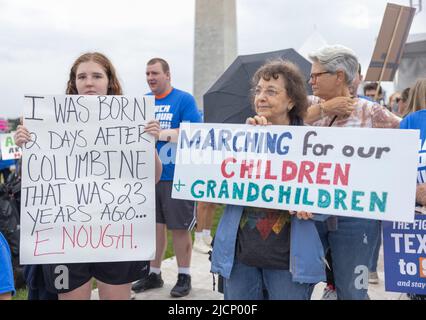 WASHINGTON, D.C. – 11 juin 2022 : des manifestants sont vus lors d'une marche pour notre vie rassemblement dans le centre commercial national. Banque D'Images