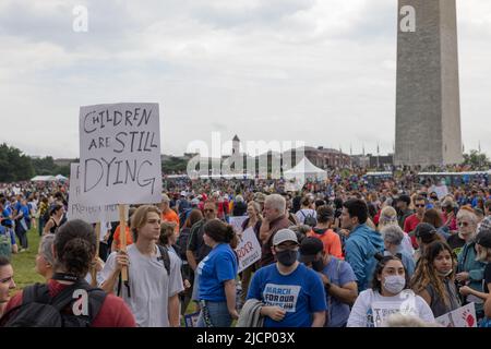 WASHINGTON, D.C. – 11 juin 2022 : des manifestants sont vus lors d'une marche pour notre vie rassemblement dans le centre commercial national. Banque D'Images