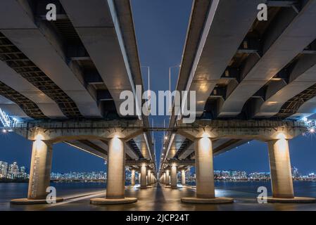 Pont Mapo au-dessus de la rivière Han à Séoul en Corée du Sud le 15 avril 2022 Banque D'Images