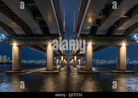 Pont Mapo au-dessus de la rivière Han à Séoul en Corée du Sud le 15 avril 2022 Banque D'Images