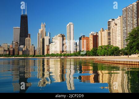 La ligne d'horizon de Chicago se reflète dans les eaux calmes du lac Michigan par une journée ensoleillée Banque D'Images